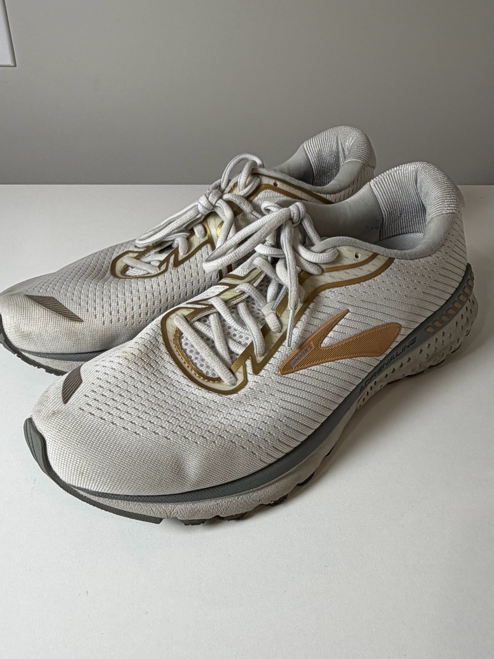 Brooks Adrenaline GTS XX Size 12 White and Tan Men's Athletic Running Shoes